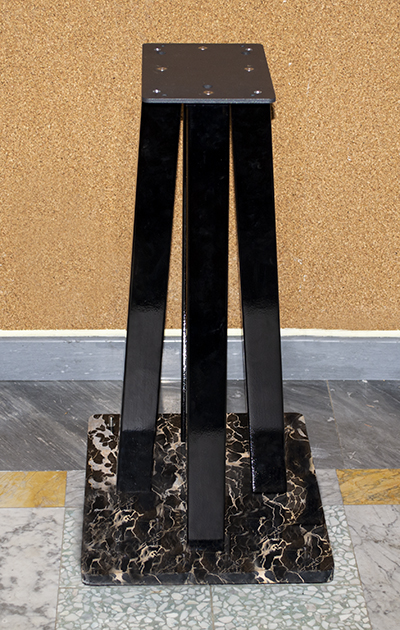 Obelisco Singolo Nero - frontale